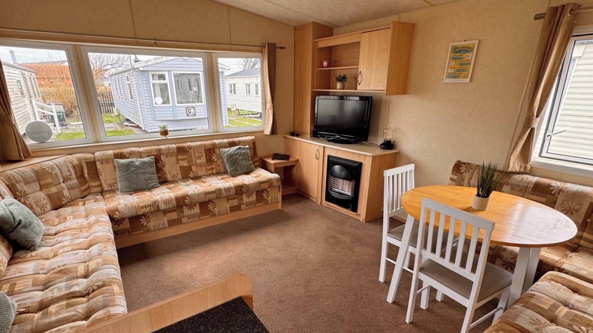 Towyn Ski Chalet | 3 Bed Caravan - Sleeps 8 - Pet friendly, Parking