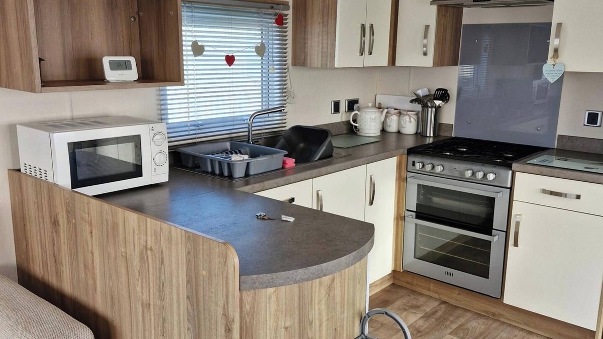 Chapel Saint Leonards Ski Chalet | 3-Bed Caravan - Sleeps 8 - Pool