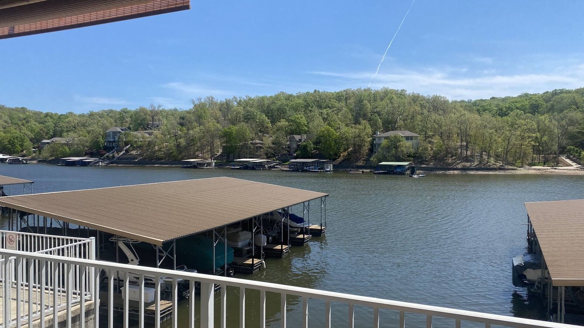 Camdenton Condo | 3 bed condo, Lochaven, elevator, close to the pool at the 31 mm - best COVE!