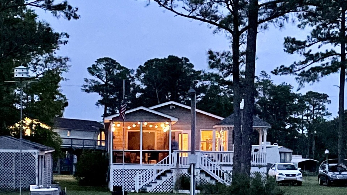 Merritt Cottage | 3 bed cottage, Bohemian vibe, boat dock & S.porch