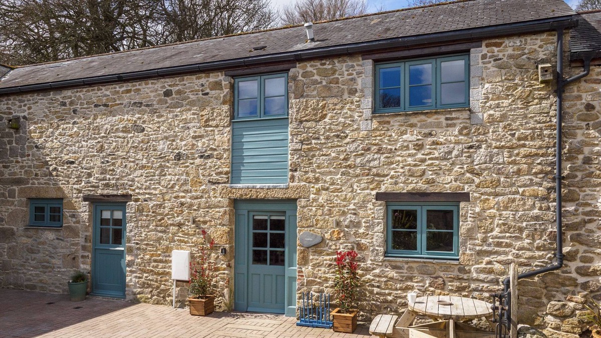 Falmouth Cottage | 3 bed cottage nr Falmouth/Helford River with shared pool/hot tub
