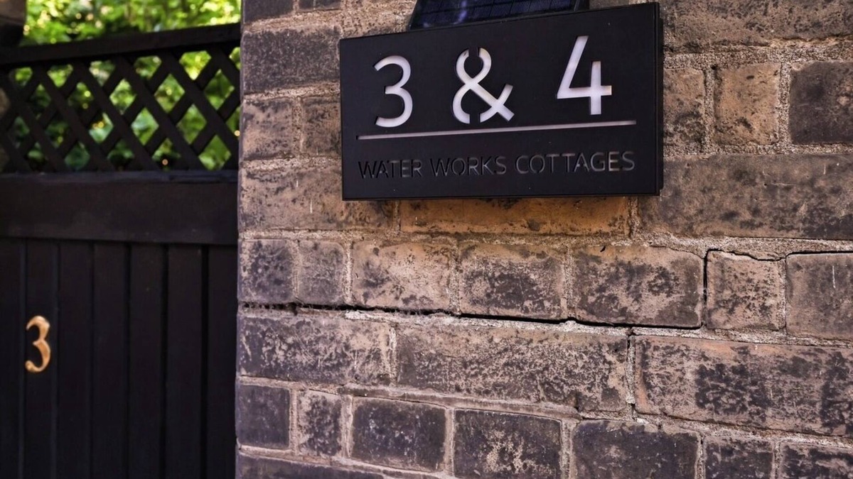 Richmond-upon-Thames Cottage | 3-Bed Cottage, Sleeps 8, Walk to Thames, Garden