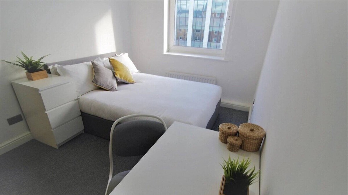Leeds Apartment | 3 Bed Flat | 10 Minute Walk from City Centre