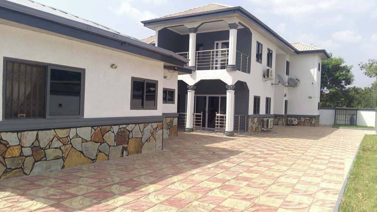Adentan Apartment | 3 Bed Flat - Sleeps 6 - Parking - Wifi