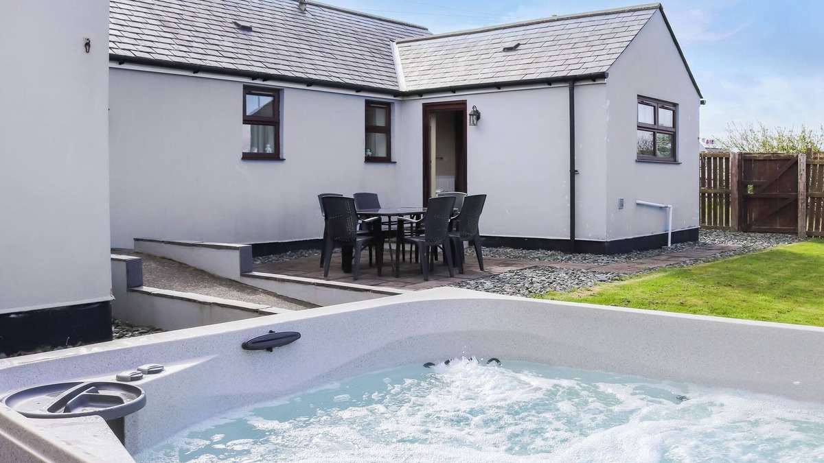 Llangefni Cottage | 3 bedroom accommodation in Rhostrehwfa Nr Llangefni