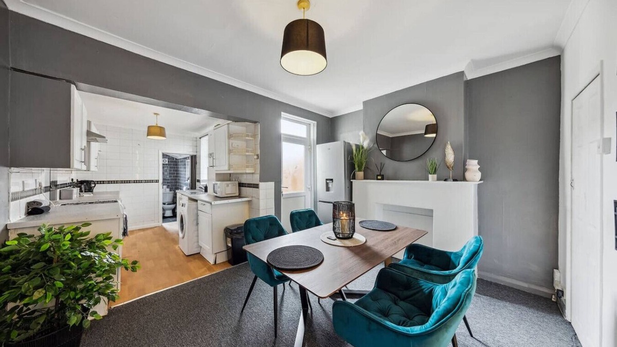Gillingham House | 3-Bed Home with Easy Access to Medway Hospital