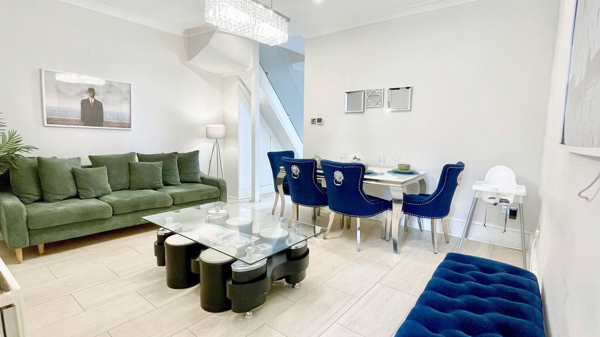 Loxford House | 3 bed home with Free parking & garden - Ilford