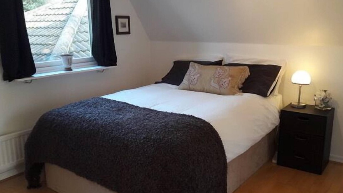 Coombe Hill House | 3 Bed House - Sleeps 5 - Sauna - Garden - Gym