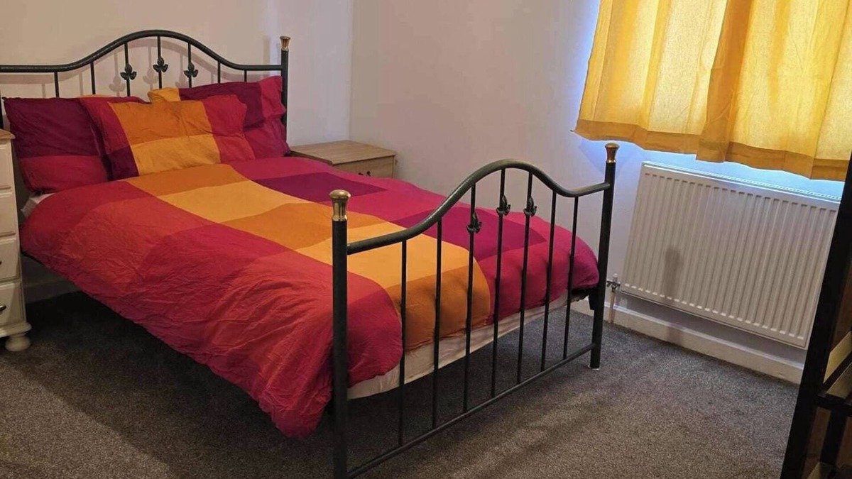 Bletchley House | 3 Bed House- Sleeps 6 - Parking - Wifi