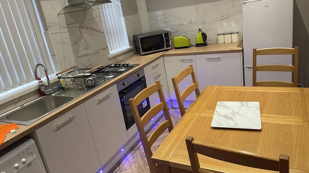 Bradford House | 3 Bed House - Sleeps 5 - Parking - Wifi