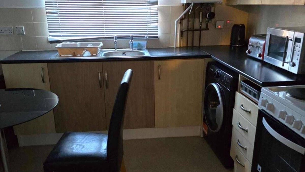 Bletchley House | 3 Bed House- Sleeps 6 - Parking - Wifi