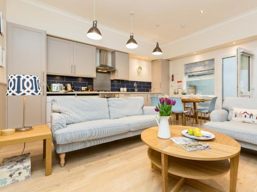 Eastbourne House | 3 Bed in Eastbourne EHC38