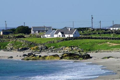 Roundstone House | 3 Bed in Roundstone oc-i234