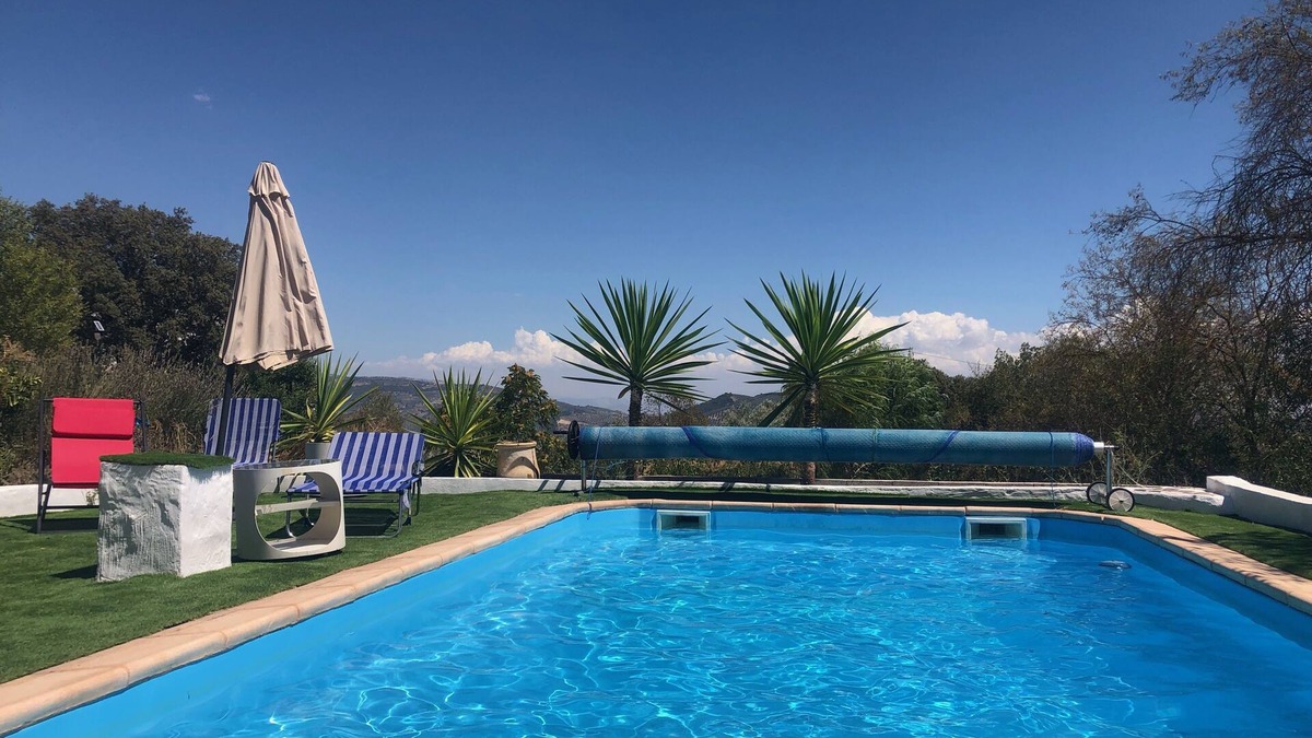 Loja Cabin | 3 Bed Lodge - Sleeps 6 - Pool - Terrace - Parking