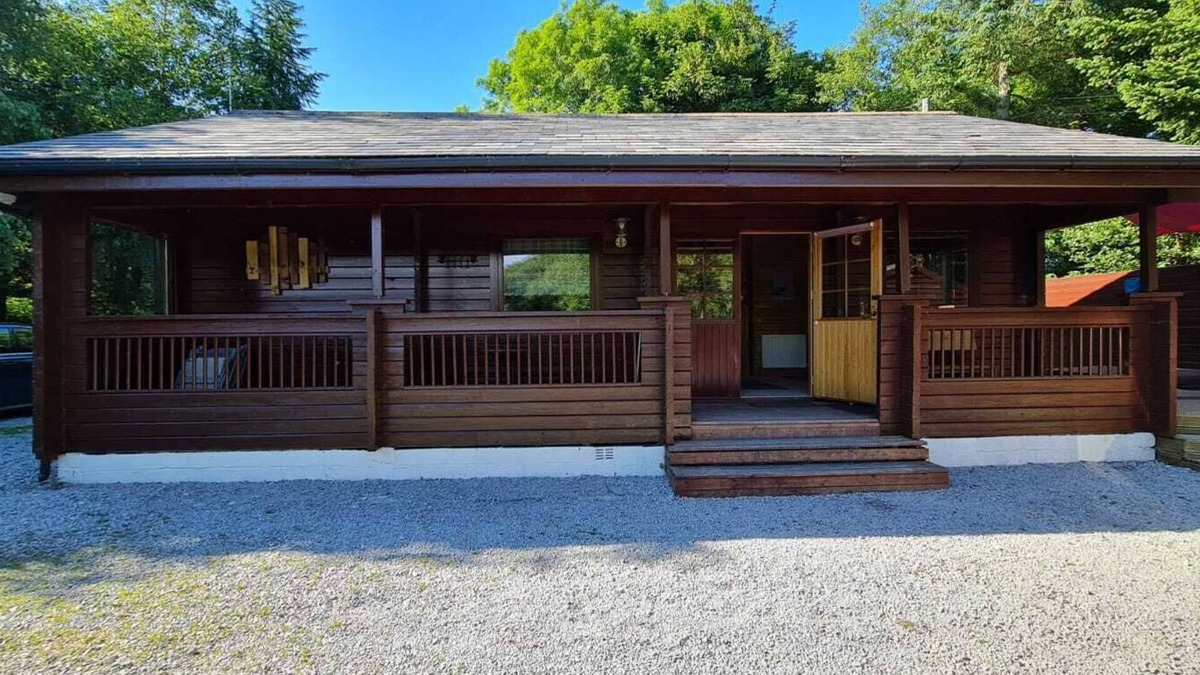 Fourstones Near Bentham Cabin | 3-Bed Lodge - Sleeps 7 - Hot Tub - Pet Friendly