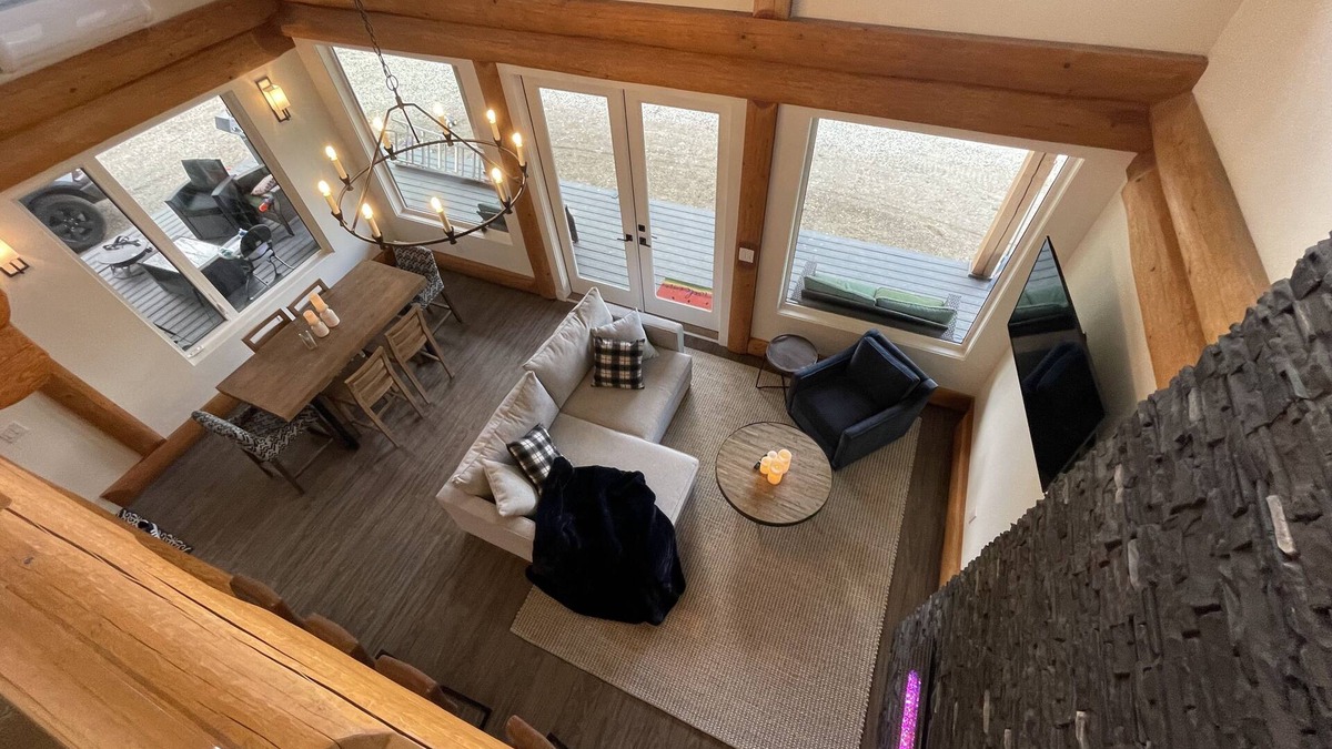 Central Okanagan Cabin | 3 Bed Luxury Chalet on the Lake w/Hot-tub - Kelowna