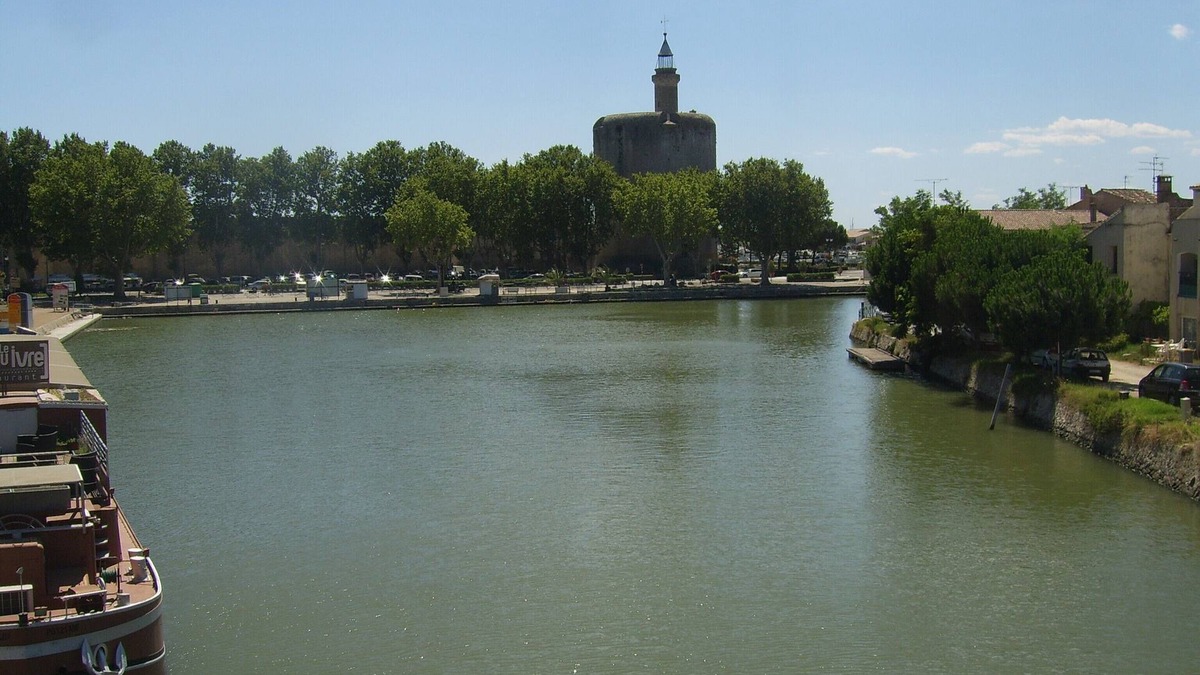 Aigues-Mortes Medieval City Apartment | 3 BED SECURE APARTMENT OVERLOOKING CANAL AND 5 MINUTE WALK TO MEDIEVAL CASTLE