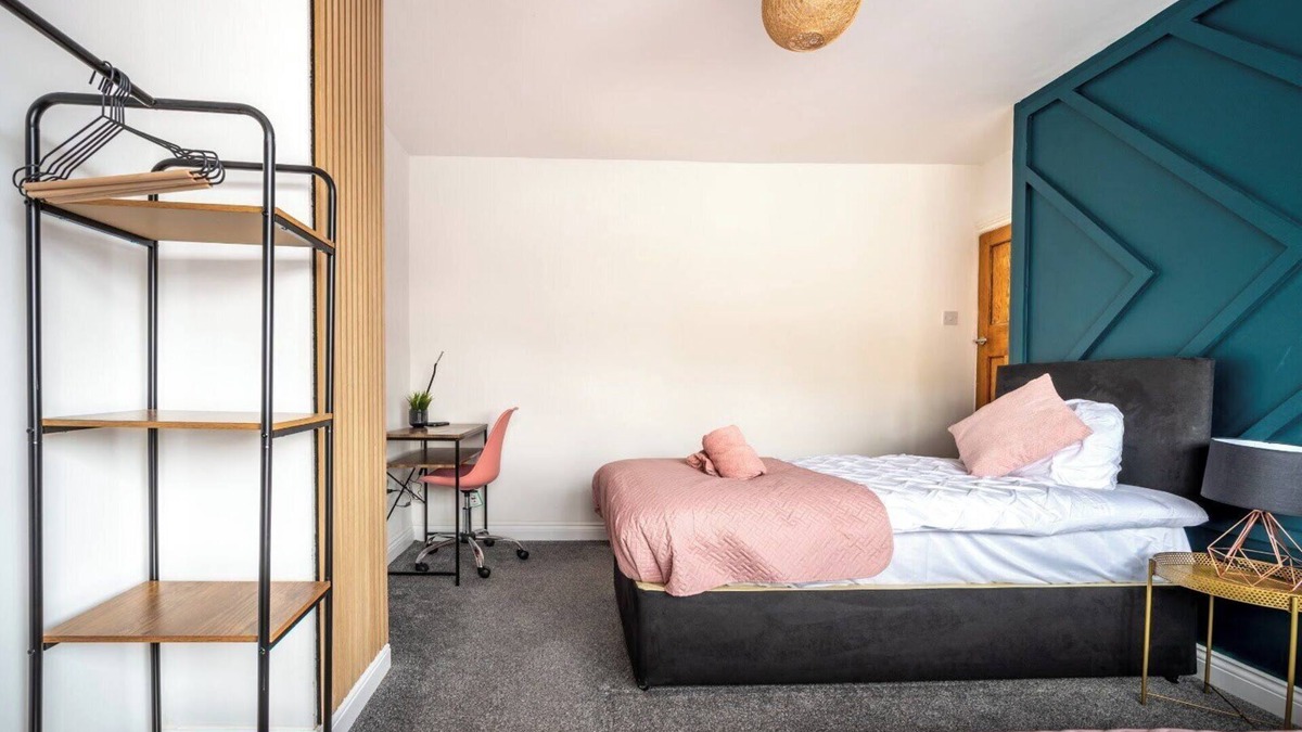 Old Trafford House | 3 Bed Semi-Detached House for Contractor and Relocation in Manchester