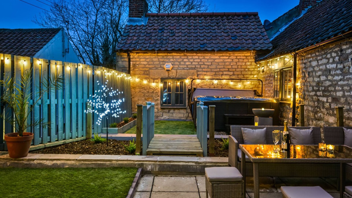 Pickering Apartment | 3 Bed - Sleeps 12, Garden Rooftop & Hot Tub