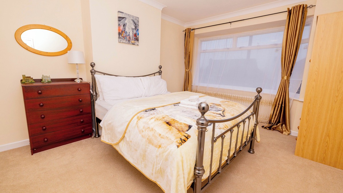 Wellingborough House | 3 Bed - Sleeps 4 - Free Parking - Private Garden