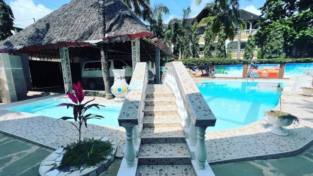 Galu Beach Villa | 3 Bed Villa - Sleeps 6 - Wifi - Parking