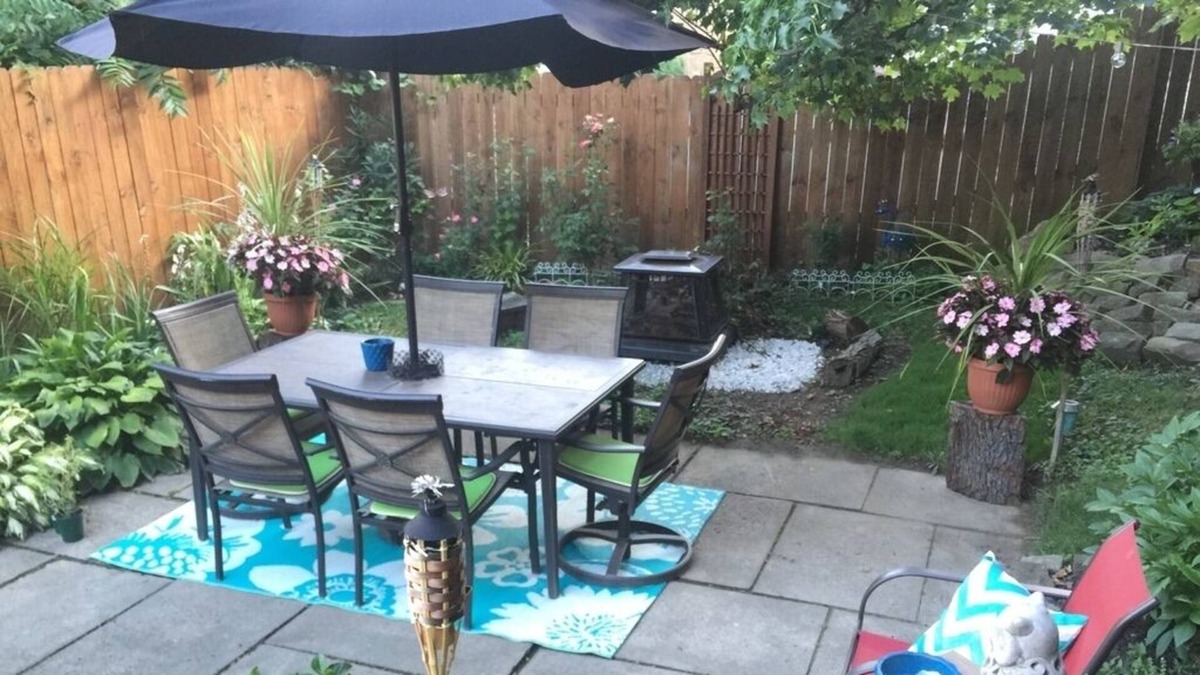 South Hills House | 3 Bedroom 1 Bath Amazing Backyard - 1 min walk from the Trolley (leads downtown)