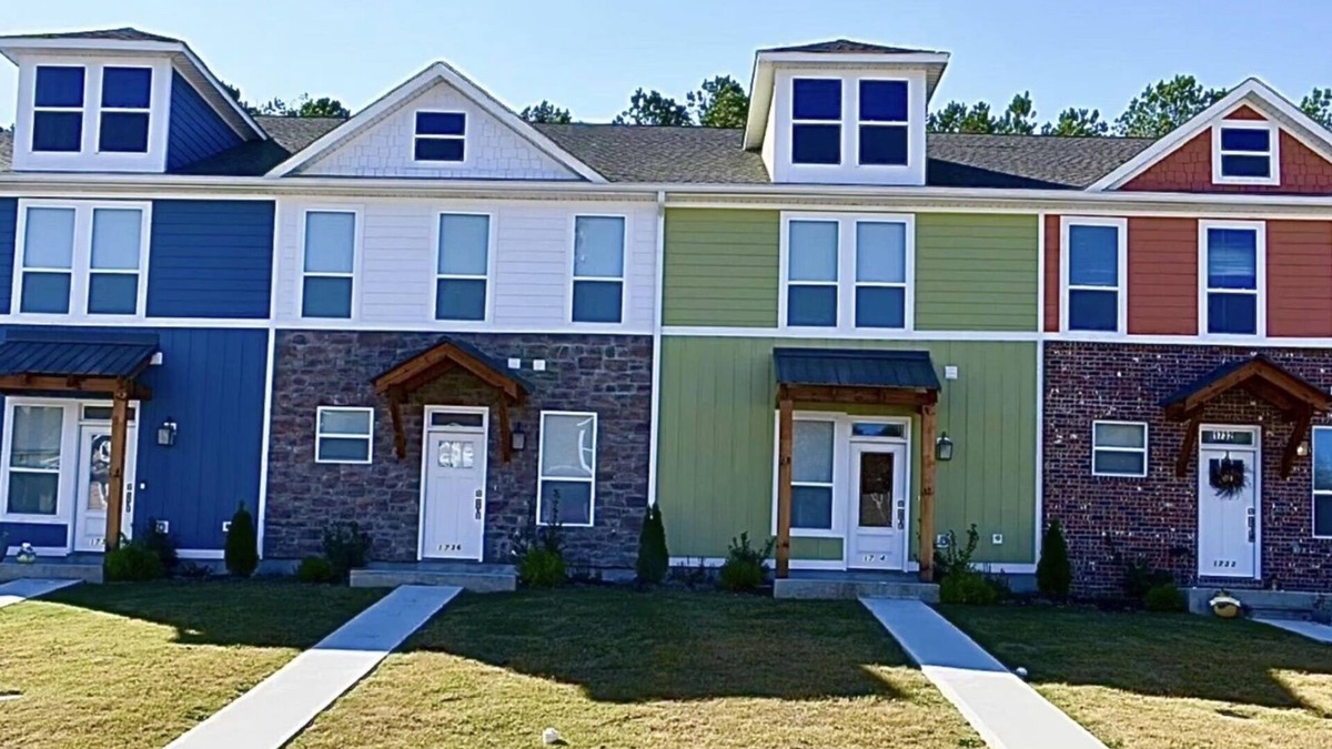 Cleveland House | 3-bedroom #1738 townhome in Cleveland—central air, ceiling fans, WiFi, cable.