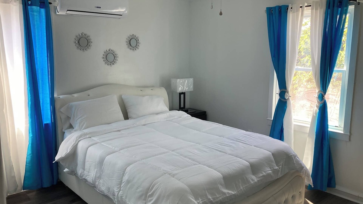 Primos Secane Apartment | 3-bedroom 1bath Luxury house with parking WiFi, AC in fabulous Philadelphia.