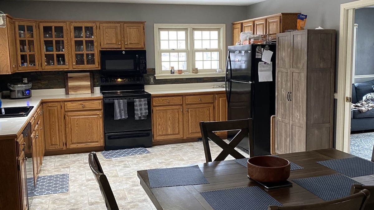 Oshkosh House | 3 bedroom/2 bath home; close to EAA. Large kitchen and outside deck area.