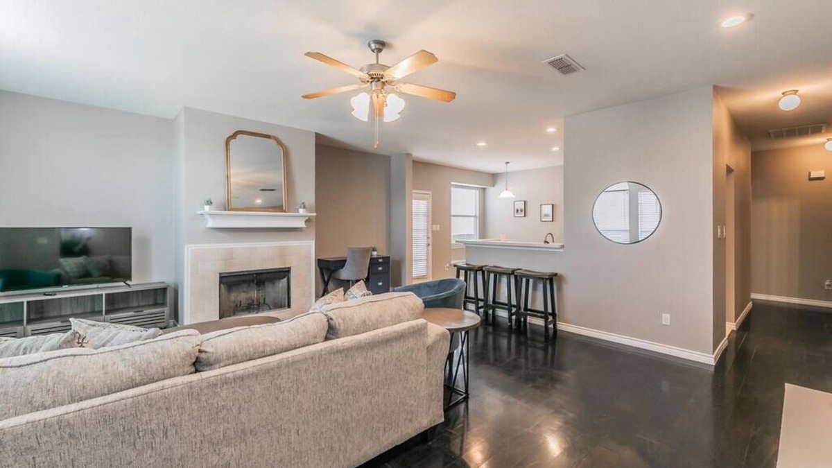 Roanoke House | 3 Bedroom 2 Bath Professionally Hosted