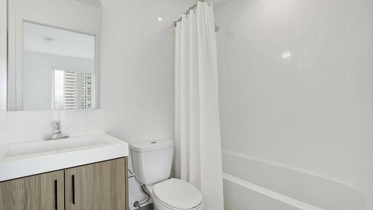 Downtown Mississauga Apartment | 3 Bedroom/2 Bathroom Suite