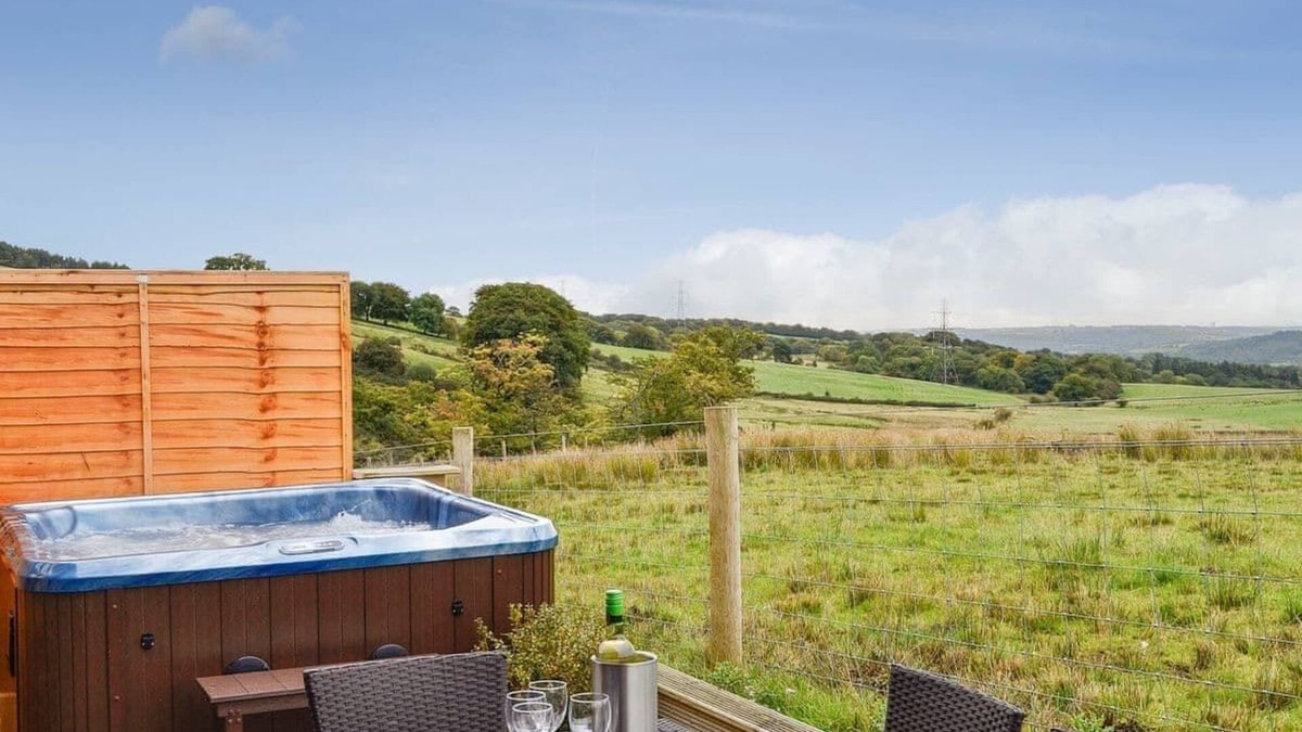Fintry House | 3 bedroom 2 bathroom Clyde lodge with hottub and excellent views