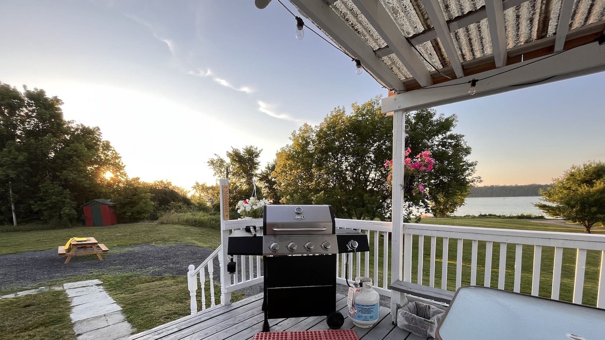 Stone Mills Cottage | 3 bedroom 2 bathroom Lakefront Farmhouse Cottage on White Lake
