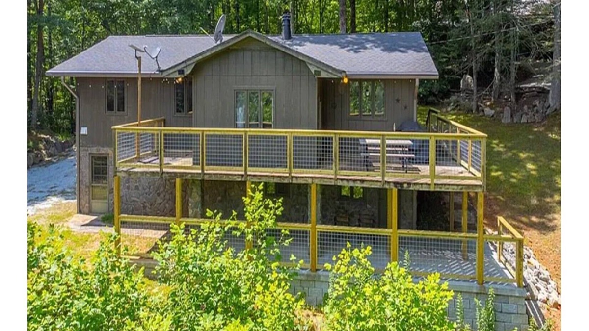Otto House | 3-bedroom 2-bathroom house in peaceful Otto NC with AC