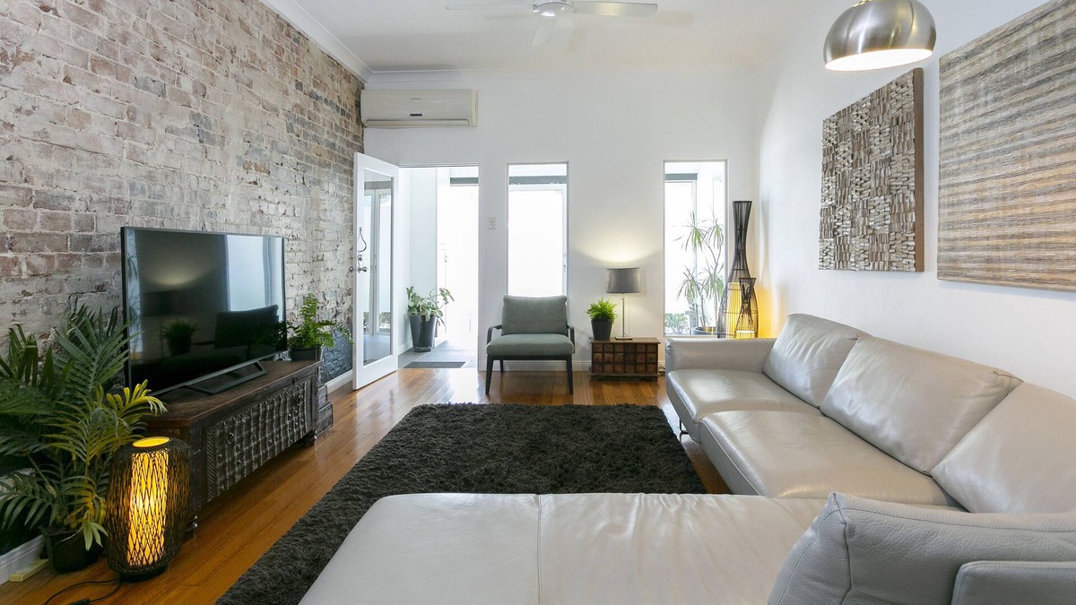 Redfern House | 3 Bedroom 2 Bathroom. Sought after location. Historic 1890's Townhouse