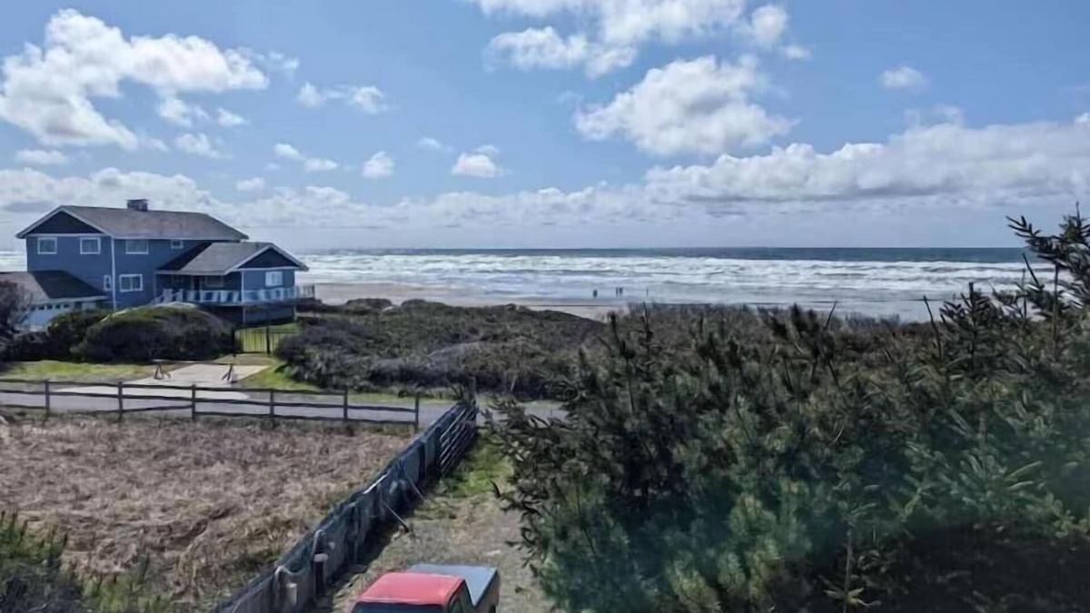 Florence House | 3 bedroom, 2 bathroom virtually beach front