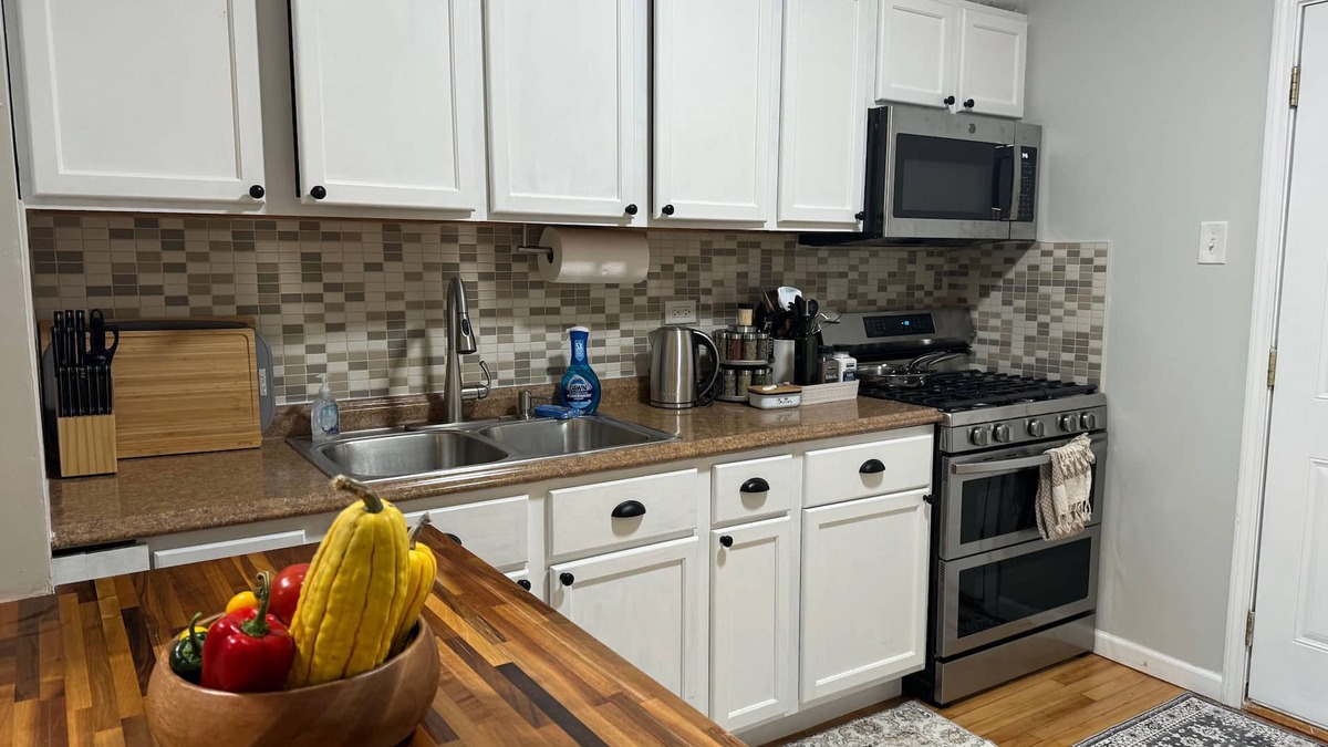 Skokie Apartment | 3-Bedroom 2-Car Driveway Skokie Place near Evanston/Chicago area