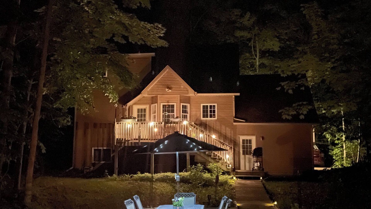Cedar Ski Chalet | 3 Bedroom-3 Bathroom Leelanau Chalet home. 0 cleaning fee and dog friendly !