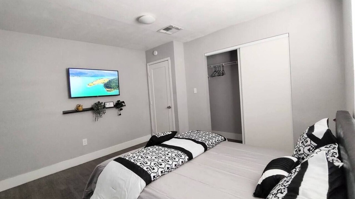 Las Vegas House | 3 Bedroom/3 Bathroom Home w/Parking, Wifi, Washer