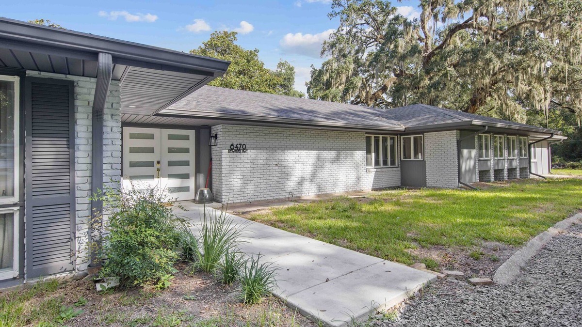 St. Martinville House | 3-bedroom, 4 1/2 baths, house with WiFi, AC in wooded area in Saint Martinville