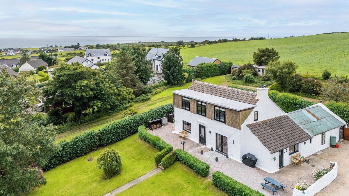 Blackwaterfoot Cottage | 3 bedroom accommodation in Blackwaterfoot