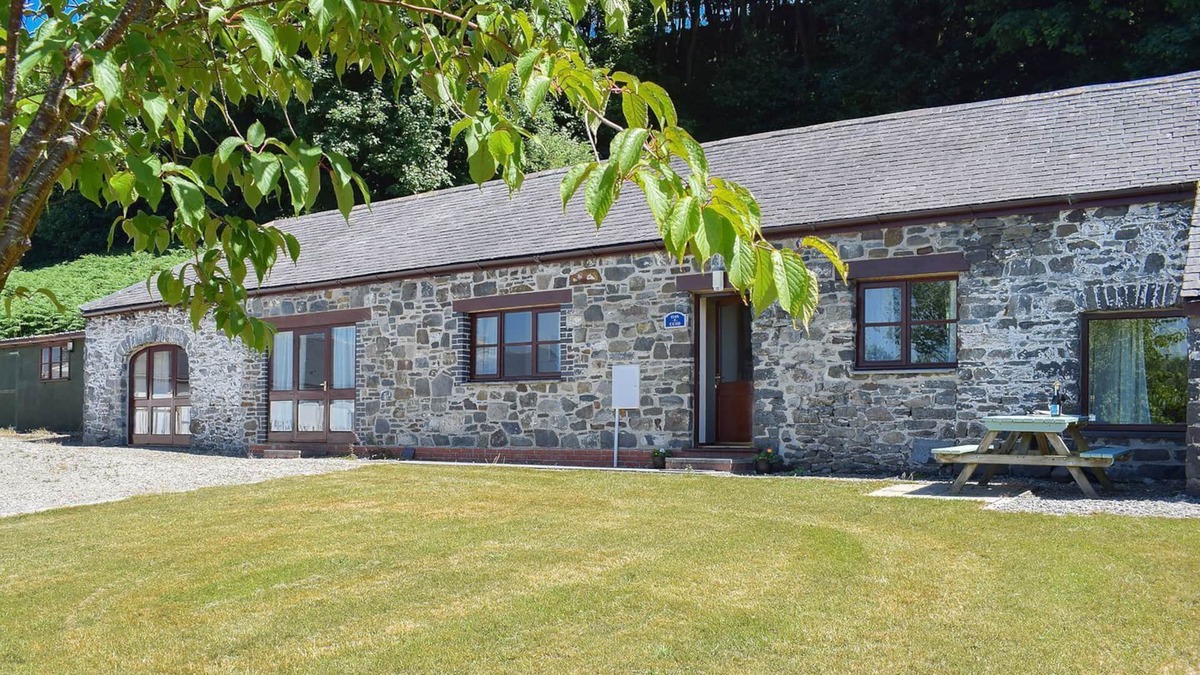 Llansantffraed Cottage | 3 bedroom accommodation in Llanrhystud, near Aberaeron