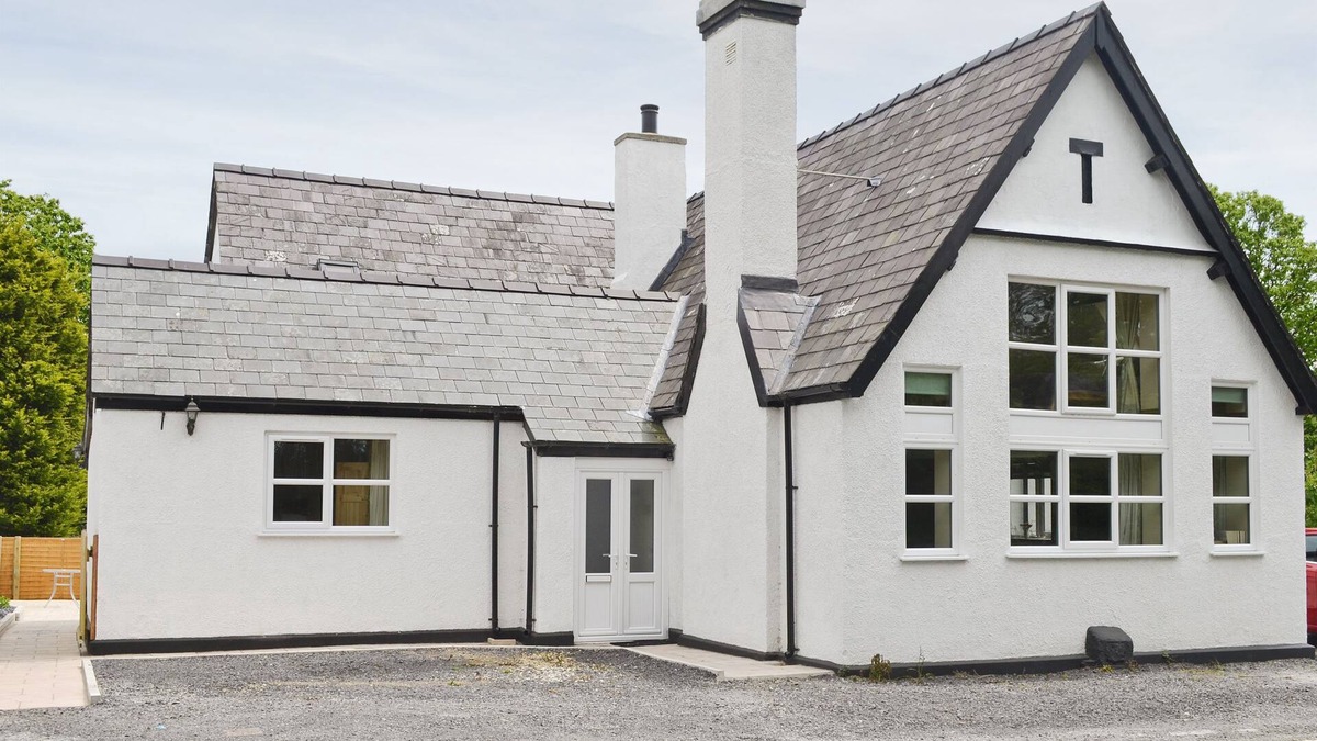 Pont-rug Cottage | 3 bedroom accommodation in Caeathro, Caernarfon