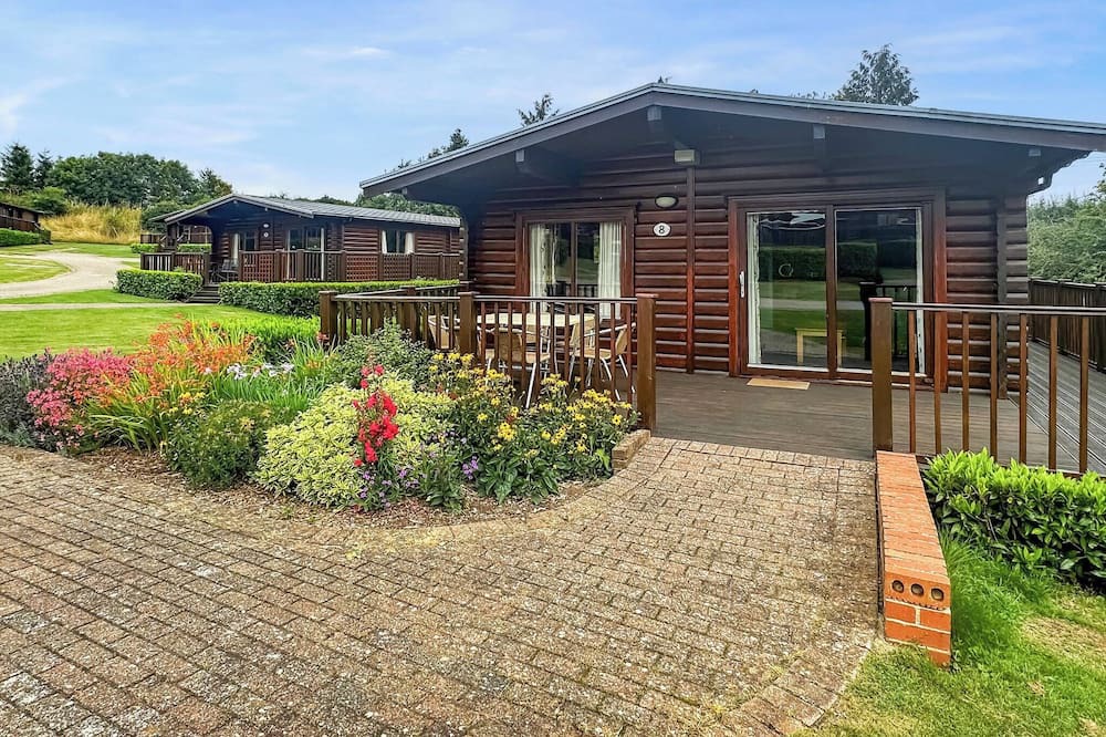 Greetham Ski Chalet | 3 bedroom accommodation in Greetham