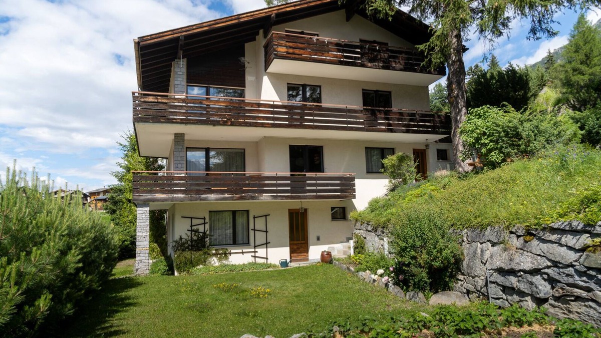 St. Niklaus Condo | 3 bedroom apartment with fantastic mountain views for 1-6 people