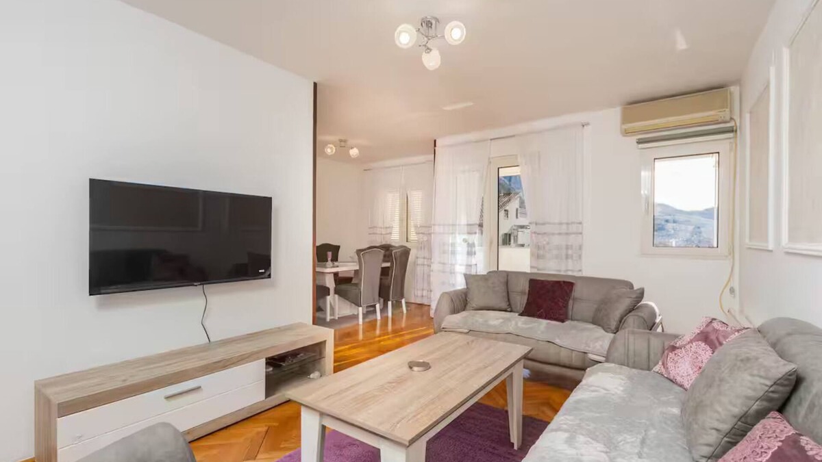 Dobrota Apartment | 3 Bedroom Apartment in Dobrota with Balcony