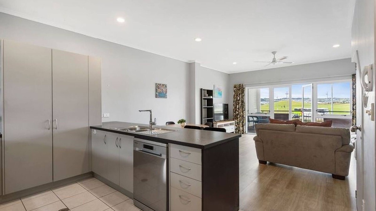 Flat Bush Apartment | 3 Bedroom Apartment with a balconies + 2 Car Parks