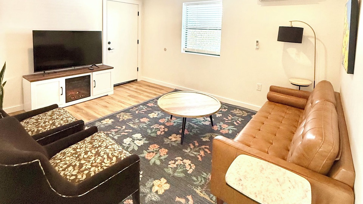 South Tacoma Apartment | 3-bedroom Apt in central location/Tacoma with AC, WiF. Above cute restaurant.
