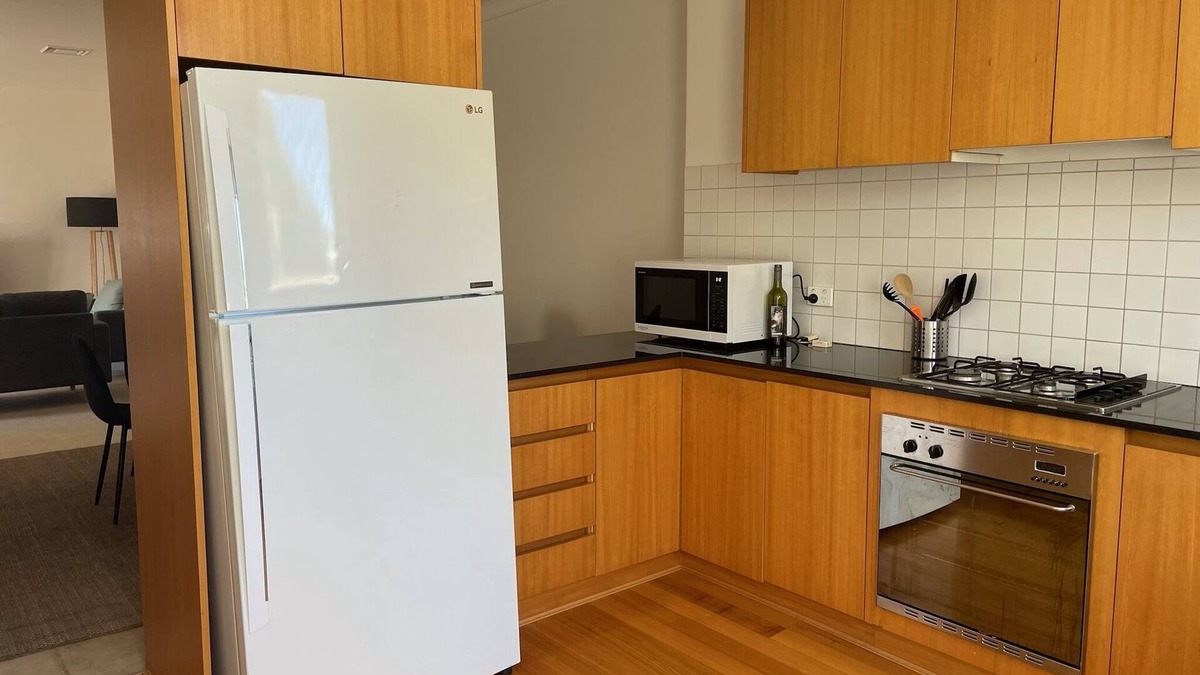 South Melbourne Apartment | 3 bedroom art deco apartment in Albert Park metres 2 mins from Albert Park shops