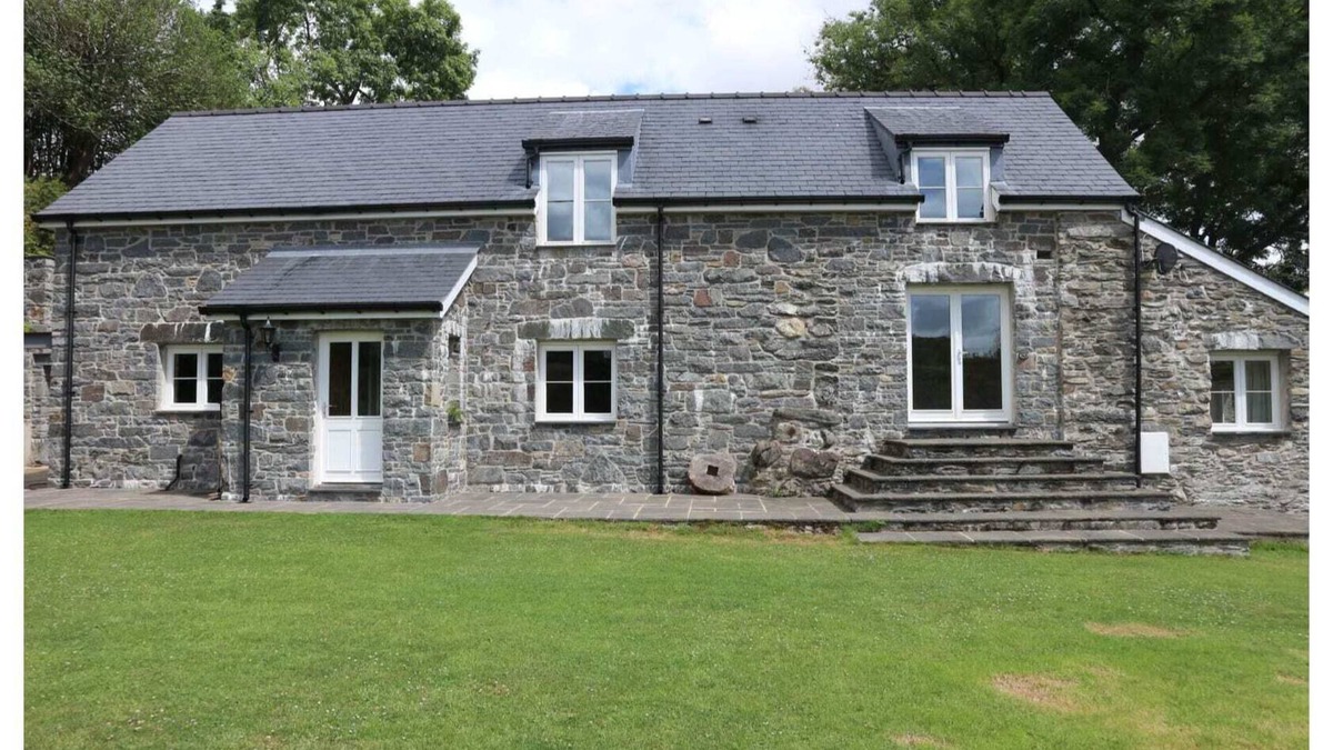 Betws Gwerfil Goch House | 3 bedroom Barn Conversion- Garden View -Ty Cerrig Barn